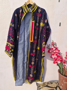Abrigo Gótico Reversible de Terciopelo Tejido a Mano, Ecológico, Talla Grande, con Capucha y Estampado Floral, 85% Relleno, Personalizable - Product Image 2