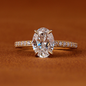 Anillo de Compromiso con Diamante Cultivado en Laboratorio de Corte Ovalado, Oro Amarillo de 14K, Banda Pavé, Anillo de Boda, Certificado IGI - Product Image 1