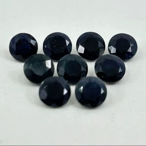 Saphir noir facetté de forme ronde, pierres précieuses en vrac, tailles assorties de 1,5 mm à 5,75 mm, lot calibré pour la fabrication de bijoux - Product Image 1