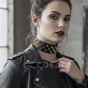 Gargantilla Punk Negra de Piel Sintética con Triple Hilera de Púas Doradas - Product Image 5