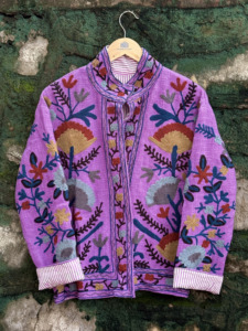 เสื้อแจ็คเก็ตกำมะหยี่สีม่วงหรูหรา ลายดอกซูซานี ปักมือสไตล์โบโฮ งานฝีมือชั้นเยี่ยม เสื้อคลุมตัวนอก แห้งเร็ว สไตล์บูติก - Product Image 1