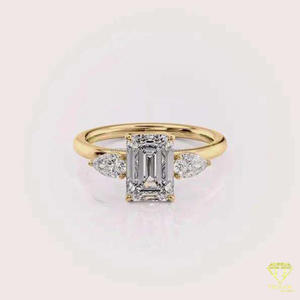Bague de fiançailles à trois pierres en diamant de laboratoire taille émeraude, or jaune, pierre latérale en forme de poire, bague de promesse, élégante bague de mariage - Product Image 1