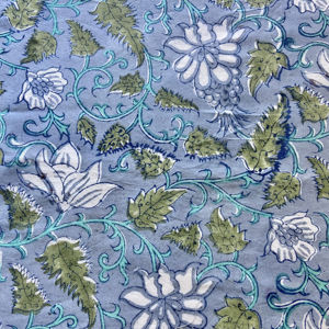 ผ้าฝ้ายพิมพ์ลายดอกไม้สีน้ำเงินและสีเขียวพร้อมลวดลายพฤกษศาสตร์แบบดั้งเดิม - Product Image 1