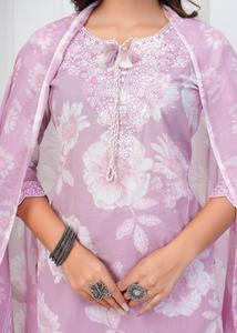 Ensemble de costume de créateur en coton violet royal premium 60x60 avec kurta brodé à col en V, pantalon assorti et dupatta imprimé - Product Image 2