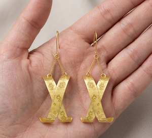 Boucles d'oreilles pendantes texturées en laiton en forme de X, faites à la main, finition dorée, revêtement anti-ternissement, pour un look audacieux en soirée - Product Image 5