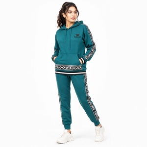 Vêtements de sport personnalisés durables pour femmes, ensembles de survêtements imprimés pour la course à pied, l'entraînement, l'exercice et les performances en plein air. - Product Image 1