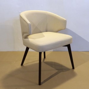 Elegante Silla de Comedor Tapizada en Beige con Patas de Madera de Teca, Diseño de Mediados de Siglo, Asiento de Tela, Muebles para el Hogar, Modelo CHA75 para Villas y Hoteles - Product Image 1