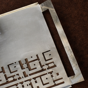 Plateau de service rectangulaire moderne en argent avec poignées découpées géométriquement, plat décoratif en acier inoxydable pour hôtel, buffet, événement - Product Image 3