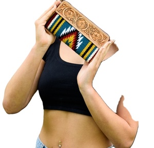 Cartera de Mano Acolchada de Cuero Genuino Hecha a Mano con Cierre de Cremallera, Protección RFID y Adorno con Logotipo para Mujer - Diseño de Moda Multicolor - Product Image 3