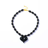Collier tendance en résine colorée avec pendentif en forme de cœur, bijoux faits à la main de qualité supérieure, pièce maîtresse tendance pour mariage, pour femme