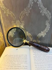 Lupa de 4 pulgadas con acabado en latón y mango redondo de madera - Product Image 4