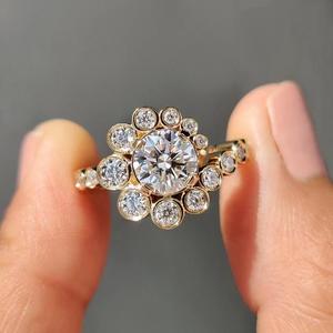 Anillo de compromiso de oro macizo con diamantes de corte redondo en racimo y halo de burbujas, con engaste moderno tipo bisel, joyería nupcial y regalo para ella - Product Image 1