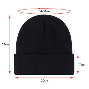 Gorro Unisex Negro de Harry Johnson Production con Bordado de la Reina, 100% Acrílico, Gorro Casual de Invierno para Adultos con Diseño Plegado - Product Image 2