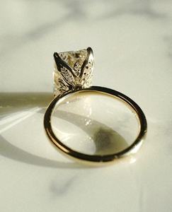 แหวนเพชรทรงทิวลิปเจียระไนแบบโซลิแทร์ มรกต สำหรับผู้หญิง ทองคำขาว 14K ของขวัญวันเกิดสุดหรูสำหรับคนรัก - Product Image 2