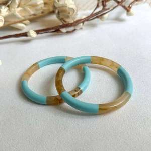 Brazalete de Resina Hecho a Mano con Flores, Colores Negro y Crema, Opción de Color Personalizado - Regalo de Navidad y Regreso a Clases, Colección Hecha a Mano - Product Image 2