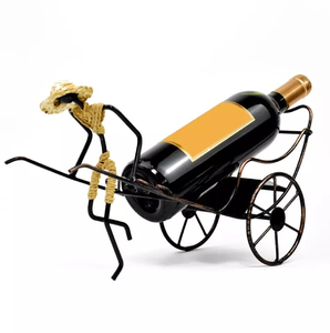 Support à vin pour bouteille avec figurines en bâtonnet tenant deux verres à l'envers, disponible à prix de gros. - Product Image 6