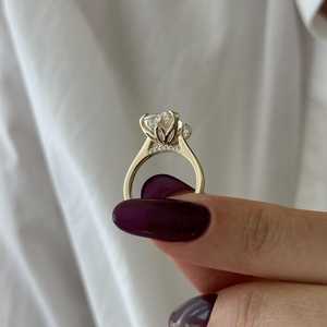 Anillo de Compromiso con Diamante Cultivado en Laboratorio de 5 Quilates, Corte Alargado Tipo Tulipán, Oro de 14k, Engaste Catedral, Certificado IGI - Product Image 3