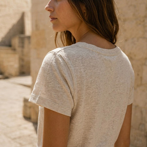 T-shirt personnalisé pour femme en jersey simple 100 % lin, doux, écologique, style Y2K - Product Image 4