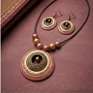 KOTTRAVAI Ensemble collier et boucles d'oreilles en cuir de vachette antique avec pendentif circulaire, bijoux d'art populaire du Tamil Nadu, cadeau - Product Image 3