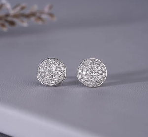 Boucles d'oreilles classiques en argent sterling 925 avec diamant moissanite taille brillant rond VVS et fermoir à vis pour femme - Product Image 1