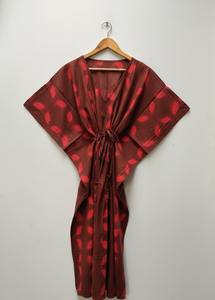 ชุดเดรสยาวแบบคาฟตันผ้าฝ้ายย้อมสีสไตล์โบฮีเมียนสั่งทำพิเศษ ซักได้ เป็นมิตรต่อสิ่งแวดล้อม คอวี พร้อมเชือกผูกสีตัดกัน สำหรับลูกค้าบูติก - Product Image 5