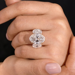 Anillo de oro amarillo macizo de 18 quilates para mujer, 12 quilates (2-8-2), certificado IGI, con tres piedras ovaladas (pasado-presente-futuro), corte ovalado y engaste de garras. - Product Image 1
