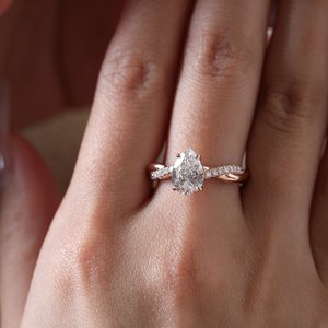 Bague en or rose véritable avec diamant de laboratoire de 1,5 carat, style boutique, forme poire, artisanale, avec bande torsadée, pièce maîtresse - Grande Vente - Product Image 1