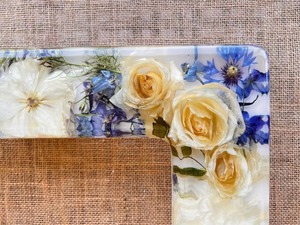 Cadre photo personnalisé en acrylique fait main, imprimé UV, avec fleurs séchées et pressées, design floral bleu et blanc, vente en gros - Product Image 4