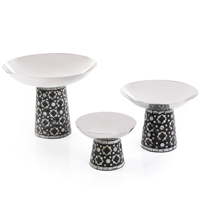 Support à gâteau décoratif en métal personnalisable pour la décoration de table de desserts festifs, ajoutant une touche sophistiquée à la présentation des gâteaux