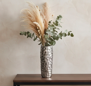 Jarrón de Metal Plateado con Textura Martillada, Cilíndrico Alto, Ideal para Decoración Floral de Mesa en Hogares Sofisticados - Product Image 6