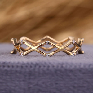 แถบครบรอบแต่งงานประดับเพชรขนาด14K สายรัดซิกแซกสีทองแบบไขว้สำหรับเป็นของขวัญวันเกิด - Product Image 1