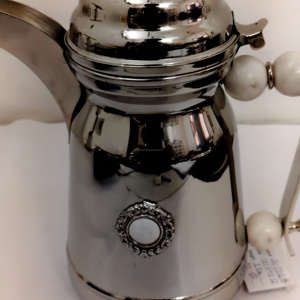 กาหม้อกาแฟอาหรับเคลือบเงาสีเงิน KAMRAN - ดีไซน์ลวดลายประดับตกแต่งอย่างงดงาม ฝาปิดและด้ามจับลายหินอ่อนสีขาว สำหรับตกแต่งบ้าน - Product Image 4