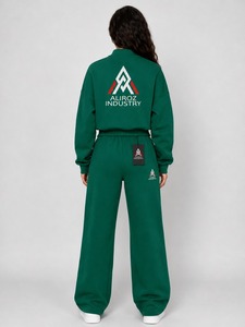 Chándal de mujer de alta calidad con tela transpirable, costuras duraderas y diseño cómodo para un estilo de vida activo. - Product Image 4