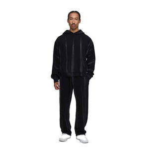 Ensemble survêtement homme noir avec sweat à capuche entièrement zippé orné de strass et pantalon assorti – Vêtements OEM ODM en gros - Product Image 4