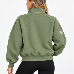 Sudadera de mujer rosa de forro polar con cremallera de un cuarto, cuello alto, hombros caídos y logo frontal. - Product Image 4