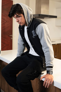 Chaqueta Varsity Negra y Gris para Hombre con Logotipo Bordado, Corte Regular, Estilo Preppy, para Otoño - Product Image 4