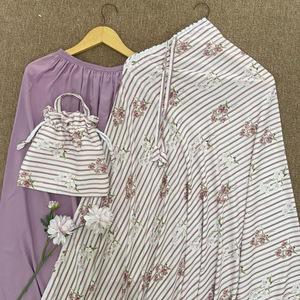 Conjunto de Oración Musulmán Premium al por Mayor con Rayas Florales, Vestido Mukena de Rayón con Bolsa a Juego con Cordón, Traje de Oración de Viaje Color Lavanda - Product Image 1