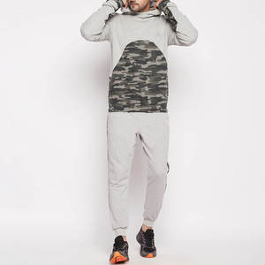 Survêtement de maternité haut de gamme pour hommes |   Ensemble de performance gris arctique à panneaux camouflage |   Ensemble de survêtement à capuche pour l'entraînement sportif urbain - Product Image 3
