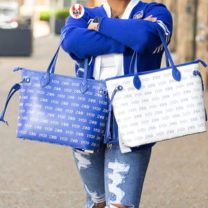 Sac fourre-tout en polyester matelassé brodé de la sororité Zeta Phi Beta du groupe SRi |   Fermeture éclair sublimée sur mesure pour sororité grecque féminine - Product Image 1