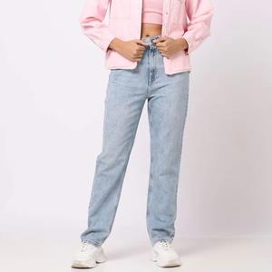 Vaqueros de pierna recta con corte cropped, diseñados con tela de algodón premium, con un elegante efecto lavado y una estructura duradera. - Product Image 1