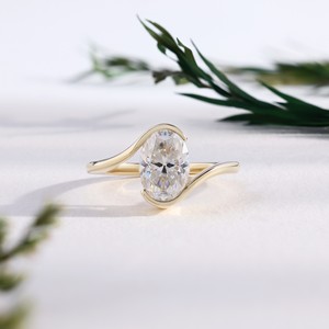 Anillo de compromiso de oro amarillo con diamante de corte ovalado, banda solitaria contemporánea de medio bisel con diseño en espiral, joyería fina nupcial para boda - Product Image 1