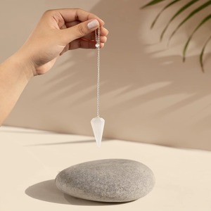 Pendentif en cristal de sélénite blanche naturelle polie de qualité supérieure, outil de radiesthésie Feng Shui, pierre de guérison pour la méditation, le Reiki et les chakras - Product Image 3