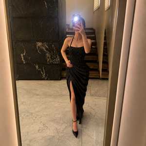 Robe de soirée longue en satin à sequins, col licou, sans bretelles, coupe fourreau naturelle, fente haute, de créateur sur mesure, pour bal de promo et cocktail - Product Image 1