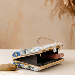 Pochette brodée artistique à motifs floraux bleus, sac de créateur fait main - Product Image 5