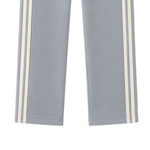 Conjunto de dos piezas informal personalizado para mujer, camiseta de manga corta azul y gris y pantalones de pierna recta con rayas en contraste. - Product Image 6