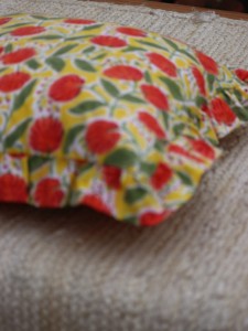 Housse de coussin artisanale moderne bohème en coton à volants, imprimé floral indien, pour la maison et l'hôpital, luxe, avec franges et volants - Product Image 3