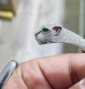 Bracelet de mariage pour homme en argent sterling plaqué or 14 carats avec moissanite et sertissage griffe, design tendance - Product Image 3