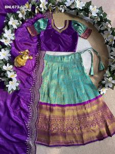 Proveedor de la India de conjuntos de lehenga, blusa y dupatta para niños, de excelente calidad, para festivales, de seda con diseño tejido en zari. - Product Image 6