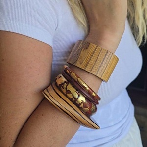 Auténtica Pulsera Hawaiana de Madera de Koa Rizada, Hecha a Mano, de Primera Calidad, con Forma Personalizada, Origen Uttar Pradesh - Product Image 3