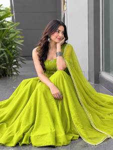 Ensemble prêt-à-porter de designer en rayonne et coton, comprenant un Lehenga Kali avec broderies miroir et diamants, une blouse en rayonne et coton et un dupatta en Georgette. - Product Image 2